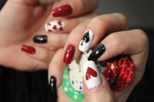 Красно-черный маникюр, карточный дизайн ногтей