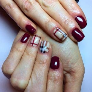 Маникюр на коротких ногтях, бордовый дизайн ногтей в стиле "барберри"