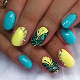 Рисунки с бабочками на ногтях, желто-голубой дизайн ногтей с бабочками и стразами