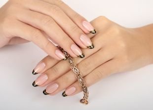 Черный дизайн ногтей, черный френч с золотыми полосками
