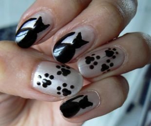 Рисунки на ногтях черным цветом, маникюр с котиками и следами от лапок