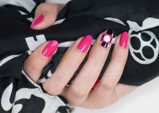 Дизайн ногтей для начинающих, розовый маникюр по фен-шуй с бело-черным горошком