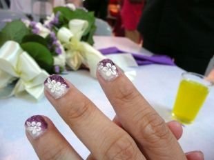 Маникюр с наклейками, фиолетово-белый свадебный маникюр с цветами