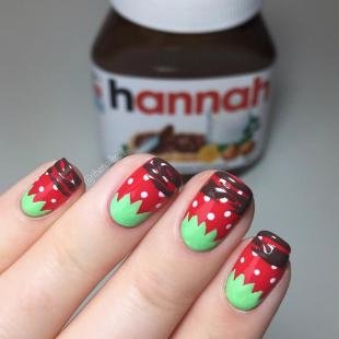 Маникюр с фруктами, дизайн ногтей "клубнички"