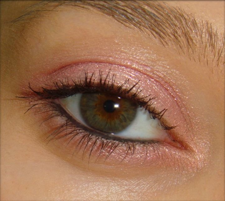 Дневной макияж зеленых глаз: красный оттенок